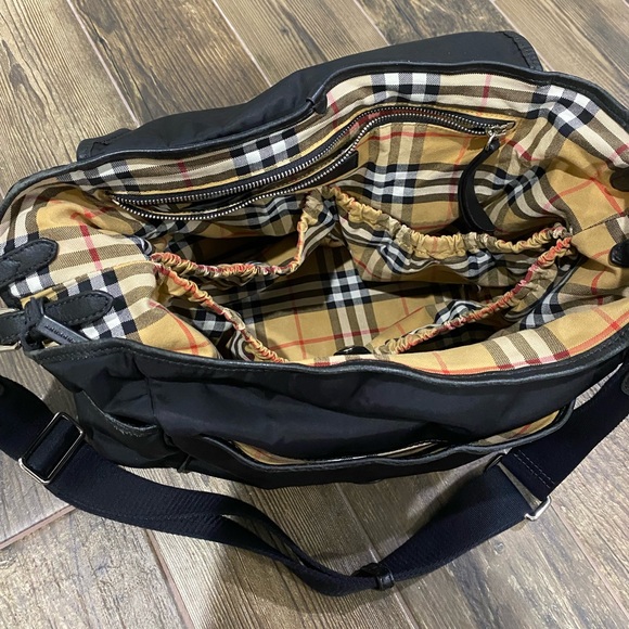 Burberry diaper bag. Black nylon with signature Burberry print inside - Picture 3 of 9